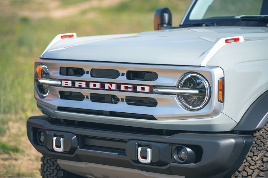Ford Bronco 2023 has a solid and compact style